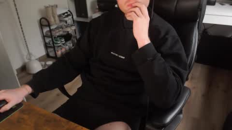 Snapshot of vaslo08 chatting on December 17, 2025, 1:06 pm Vaslo online show from December 17, 2025, 1:06 pm