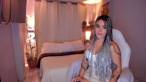Snapshot of vayolett_bass chatting on May 18, 2026, 5:57 am Vayolett Bass online show from May 18, 2026, 5:57 am