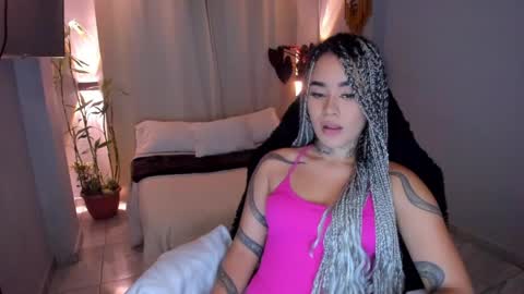 Snapshot of vayolett_bass chatting on May 24, 2026, 5:12 am Vayolett Bass online show from May 24, 2026, 5:12 am