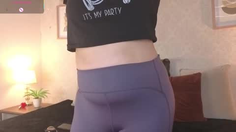 Vee Simons online show from November 14, 2025, 7:45 pm