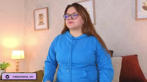 Snapshot of veesimons_dh chatting on April 28, 2026, 7:52 pm Vee Simons online show from April 28, 2026, 7:52 pm