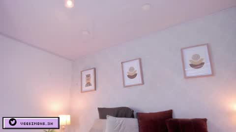 Snapshot of veesimons_dh chatting on April 30, 2026, 7:42 pm Vee Simons online show from April 30, 2026, 7:42 pm