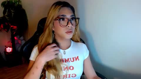 Snapshot of velvet_delux69 chatting on November 4, 2025, 12:15 pm velvet_delux69 online show from November 4, 2025, 12:15 pm