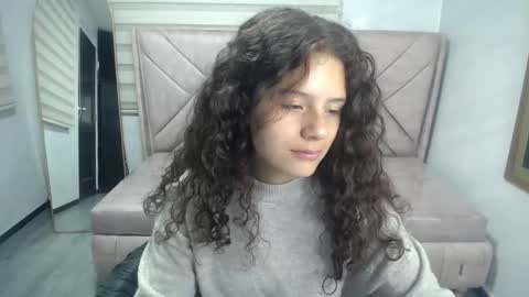 velvet_moon_v online show from September 29, 2025, 1:16 pm