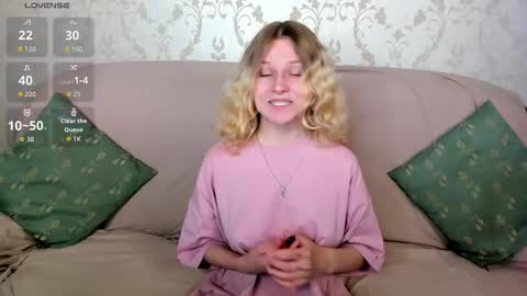 velvet_peach_ online show from September 10, 2025, 11:43 am