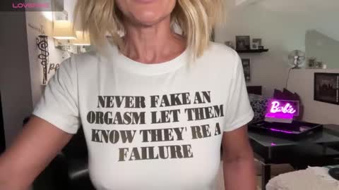 Snapshot of velvetbarbie chatting on March 12, 2025, 9:03 pm VelvetBarbie online show from March 12, 2025, 9:03 pm