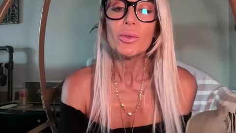 Snapshot of velvetbarbie chatting on January 5, 2026, 7:28 pm VelvetBarbie online show from January 5, 2026, 7:28 pm