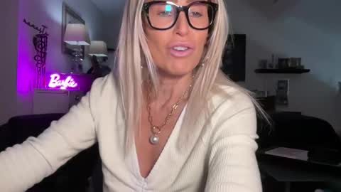 Snapshot of velvetbarbie chatting on February 25, 2026, 7:23 pm VelvetBarbie online show from February 25, 2026, 7:23 pm