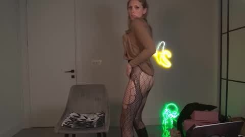 VelvetTGirl online show from March 16, 2026, 5:44 am