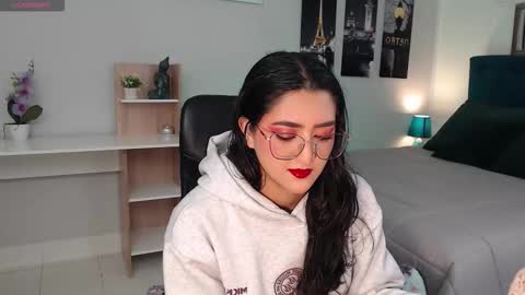 Mia online show from September 9, 2025, 12:37 pm