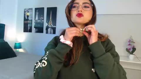 Mia online show from September 12, 2025, 12:27 pm