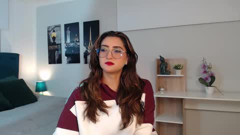 Mia online show from September 16, 2025, 12:28 pm