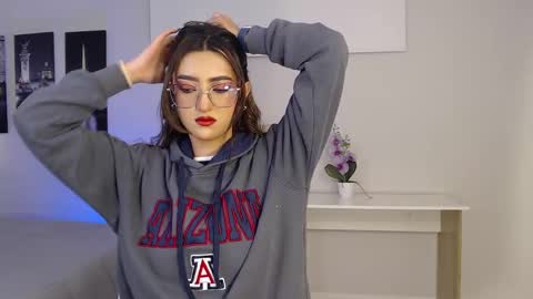 Mia online show from September 17, 2025, 12:40 pm