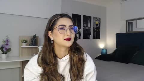 Mia online show from September 18, 2025, 12:29 pm