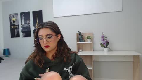 Mia online show from September 19, 2025, 12:28 pm