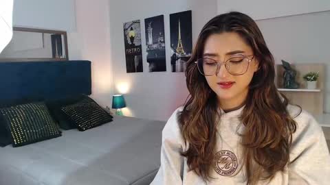 Mia online show from September 29, 2025, 12:21 pm