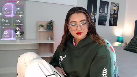 Mia online show from October 2, 2025, 12:45 pm