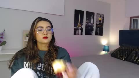 Mia online show from October 8, 2025, 12:36 pm