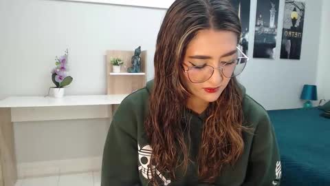 Mia online show from October 15, 2025, 12:38 pm