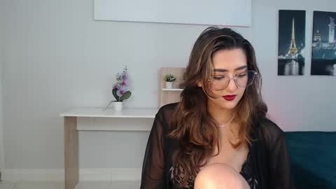 Mia online show from October 28, 2025, 1:14 pm