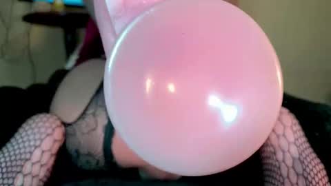 Snapshot of venustrav chatting on December 4, 2025, 1:48 am Venus online show from December 4, 2025, 1:48 am