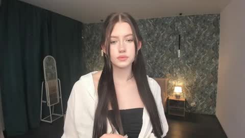 Veola online show from April 20, 2026, 7:37 pm