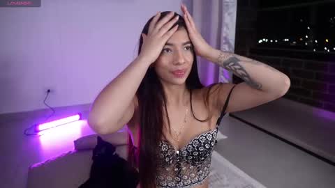 vero_cam online show from March 11, 2025, 5:05 am