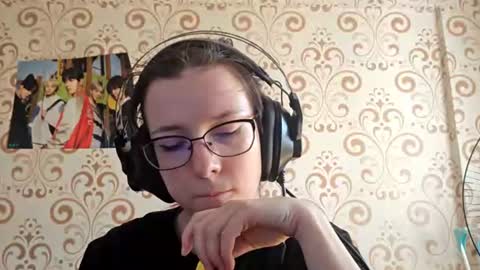 Snapshot of versieskains chatting on August 3, 2026, 9:04 am versieskains online show from August 3, 2026, 9:04 am