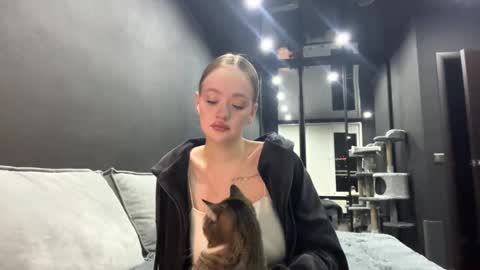 Esta online show from October 28, 2025, 4:09 pm