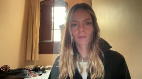 Snapshot of viajemos chatting on July 1, 2026, 7:35 pm papichulo y mamichula online show from July 1, 2026, 7:35 pm