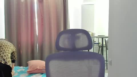 vibemygirl online show from April 29, 2026, 6:39 am