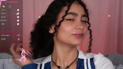 Snapshot of vicky_curly chatting on October 4, 2025, 3:04 am vicky_curly online show from October 4, 2025, 3:04 am