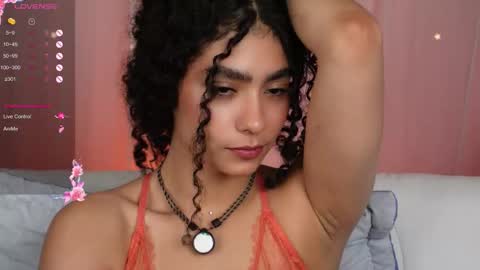 Snapshot of vicky_curly chatting on October 6, 2025, 10:51 pm vicky_curly online show from October 6, 2025, 10:51 pm