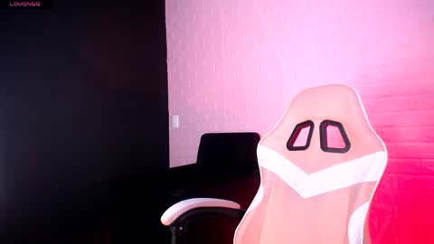 victoria_1126 online show from April 25, 2026, 7:55 pm