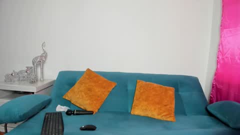 Victoria  online show from December 14, 2025, 5:51 pm