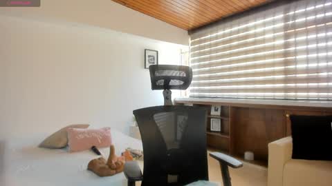 Snapshot of victoria_mooree chatting on May 25, 2026, 3:51 pm Victoria Everyday From 1400 to 2130 Col Time online show from May 25, 2026, 3:51 pm