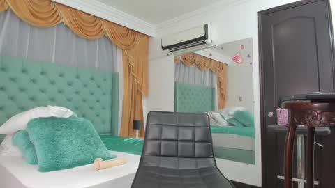 Snapshot of victoria_sweets_ chatting on February 1, 2025, 1:55 am victoria_sweets_ online show from February 1, 2025, 1:55 am