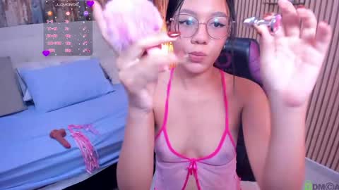 Snapshot of viiolet__moon chatting on May 28, 2026, 8:17 pm Violet online show from May 28, 2026, 8:17 pm