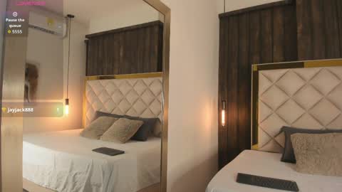 Violet  online show from April 4, 2026, 1:08 pm