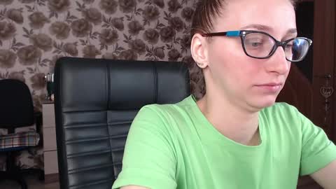 Snapshot of vikaericka chatting on December 7, 2024, 5:04 am Vika online show from December 7, 2024, 5:04 am