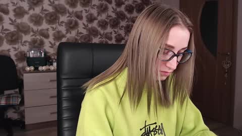 Snapshot of vikaericka chatting on December 10, 2024, 7:37 am Vika online show from December 10, 2024, 7:37 am