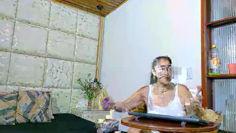 vikiTomson online show from December 15, 2025, 1:59 pm