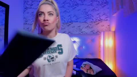 Snapshot of viktoria_davis_ chatting on January 20, 2025, 9:11 pm Viktoria online show from January 20, 2025, 9:11 pm