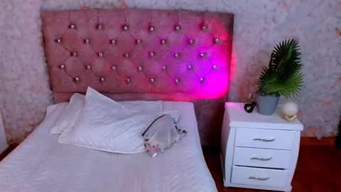 viky_evanss online show from February 4, 2026, 6:58 pm