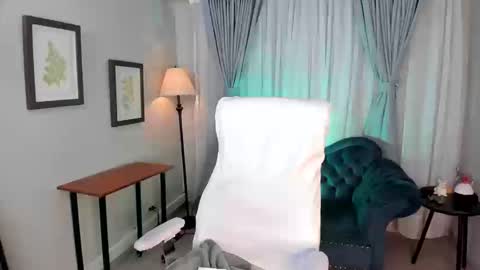 Snapshot of vikypetiteee chatting on September 23, 2025, 10:35 pm Victoria online show from September 23, 2025, 10:35 pm