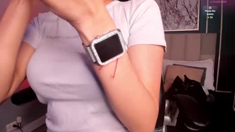 Snapshot of vikypetiteee chatting on December 17, 2025, 10:16 pm Victoria online show from December 17, 2025, 10:16 pm