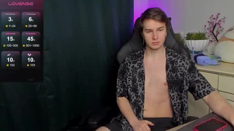 Snapshot of vincent__strong chatting on September 28, 2025, 8:31 am Vincent Strong online show from September 28, 2025, 8:31 am