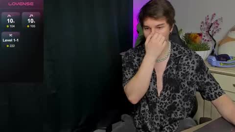 Snapshot of vincent__strong chatting on October 13, 2025, 8:58 am Vincent Strong online show from October 13, 2025, 8:58 am