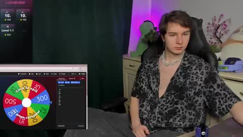 Snapshot of vincent__strong chatting on October 19, 2025, 9:43 am Vincent Strong online show from October 19, 2025, 9:43 am