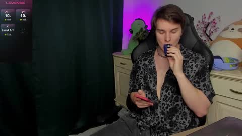 Snapshot of vincent__strong chatting on October 26, 2025, 8:42 am Vincent Strong online show from October 26, 2025, 8:42 am